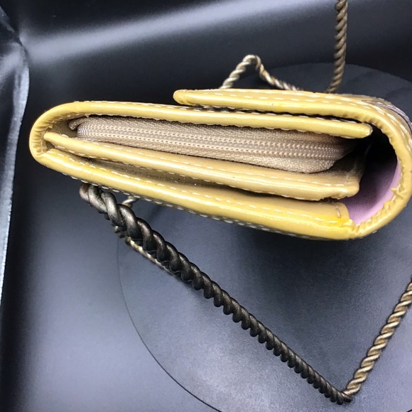 COACH PENELOPE EMBOSSED BEIGE SIGNATURE SLIM ENVELOPE PATENT LEATHER - Picture 4 of 10